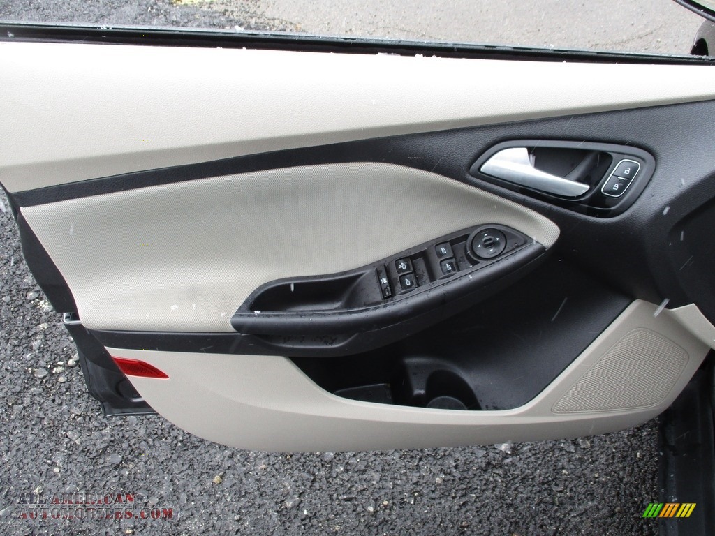 2015 Focus SE Hatchback - Magnetic Metallic / Charcoal Black photo #17