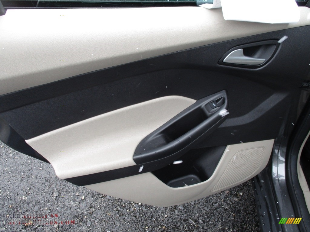2015 Focus SE Hatchback - Magnetic Metallic / Charcoal Black photo #20