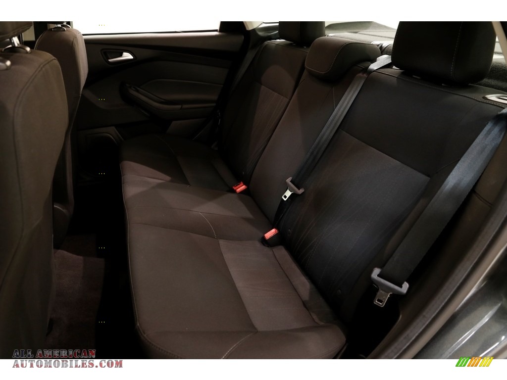 2017 Focus SE Sedan - Magnetic / Charcoal Black photo #15