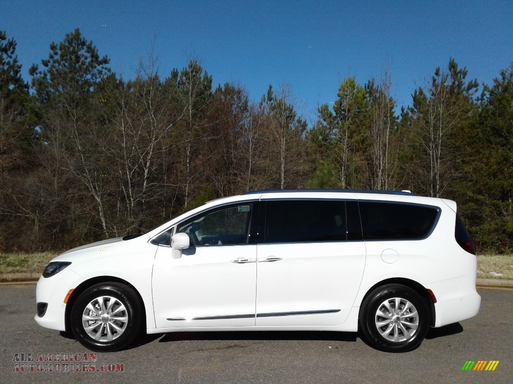 Bright White / Cognac/Alloy Chrysler Pacifica Touring L