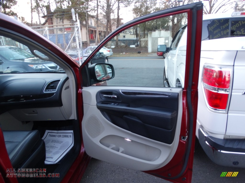 2013 Town & Country Touring - Deep Cherry Red Crystal Pearl / Black/Light Graystone photo #30