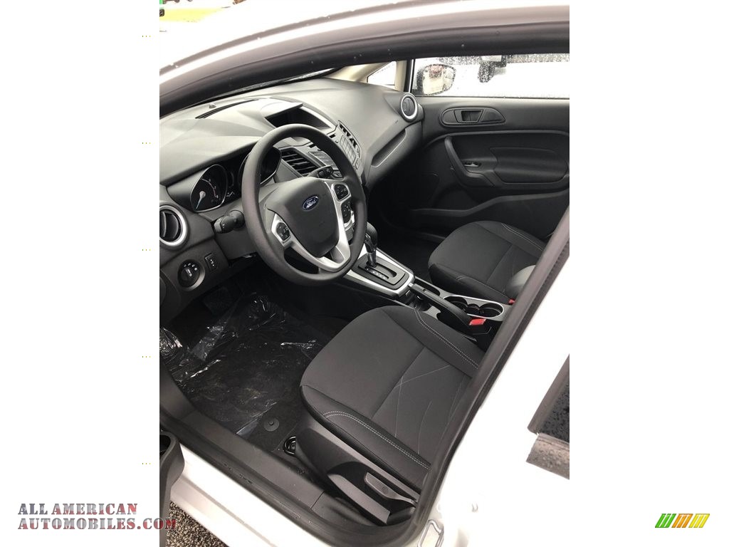 2018 Fiesta SE Sedan - Oxford White / Charcoal Black photo #5