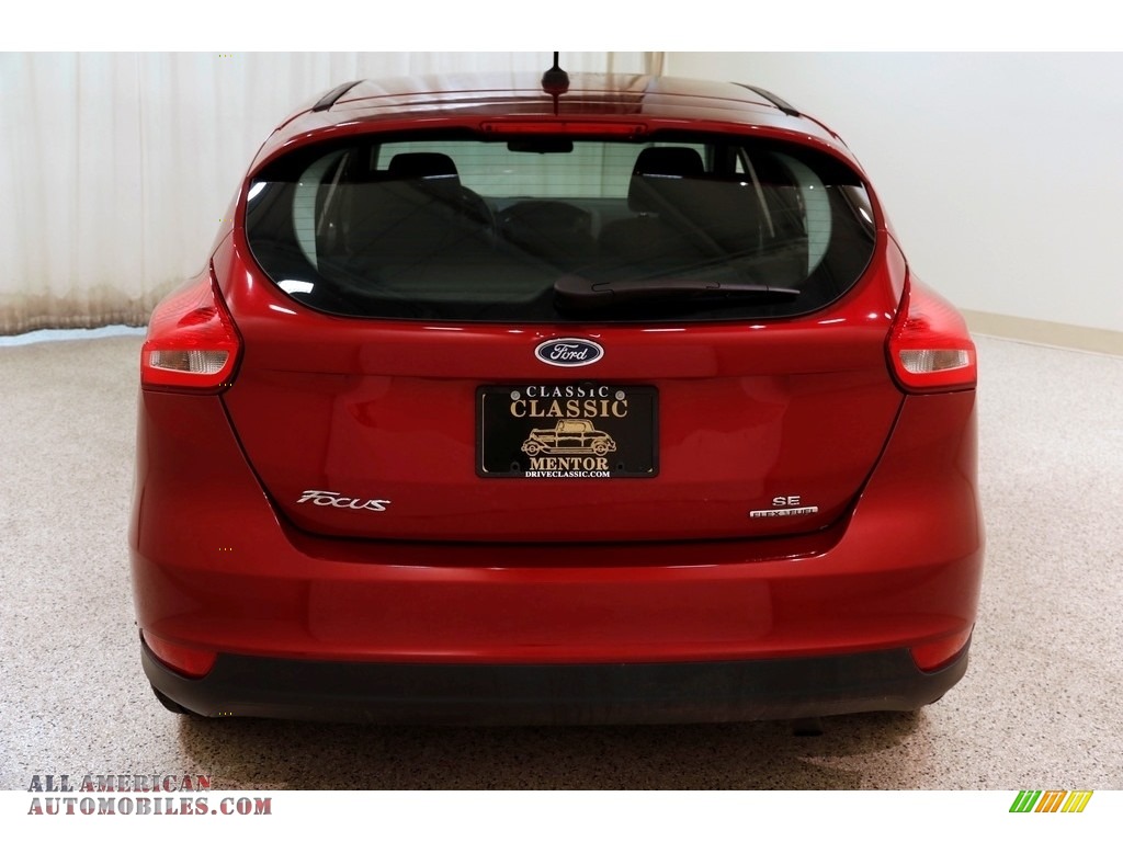 2016 Focus SE Hatch - Ruby Red / Charcoal Black photo #18