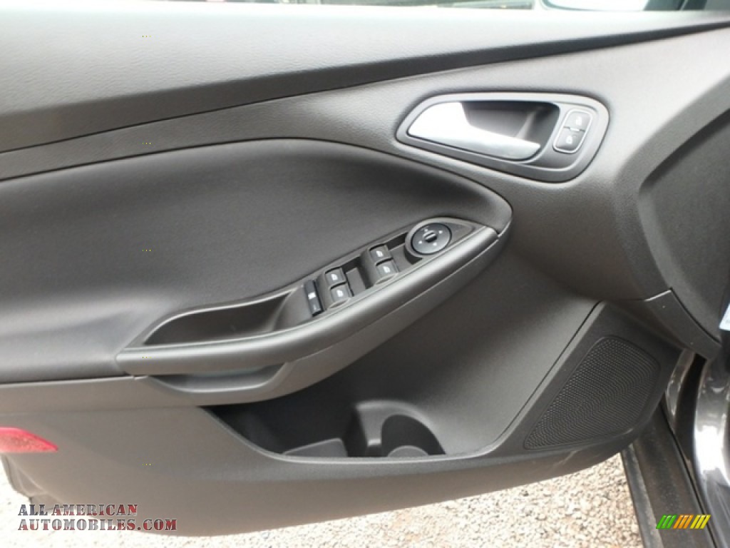 2018 Focus SE Sedan - Magnetic / Charcoal Black photo #13