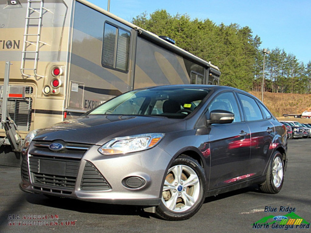 Sterling Gray / Charcoal Black Ford Focus SE Sedan