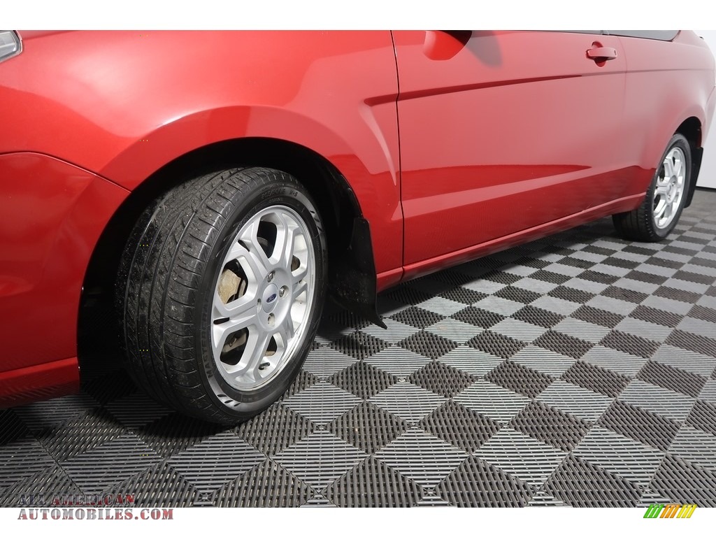 2010 Focus SE Coupe - Sangria Red Metallic / Charcoal Black photo #12