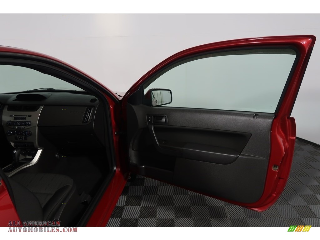 2010 Focus SE Coupe - Sangria Red Metallic / Charcoal Black photo #33