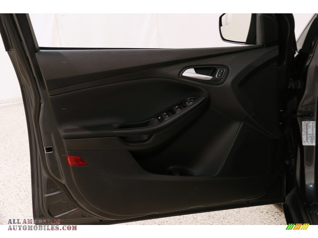 2018 Focus SE Sedan - Magnetic / Charcoal Black photo #4