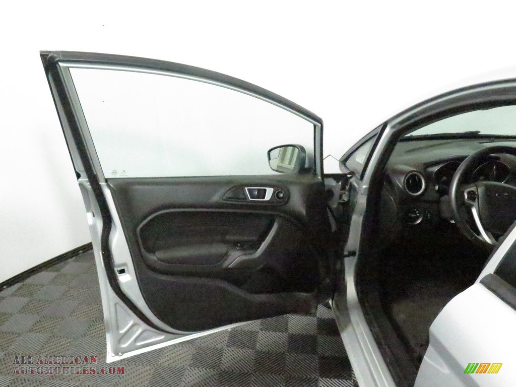 2014 Fiesta SE Sedan - Ingot Silver / Charcoal Black photo #8