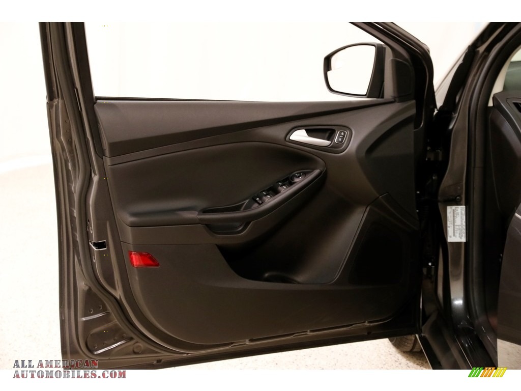 2016 Focus SE Sedan - Magnetic / Charcoal Black photo #4