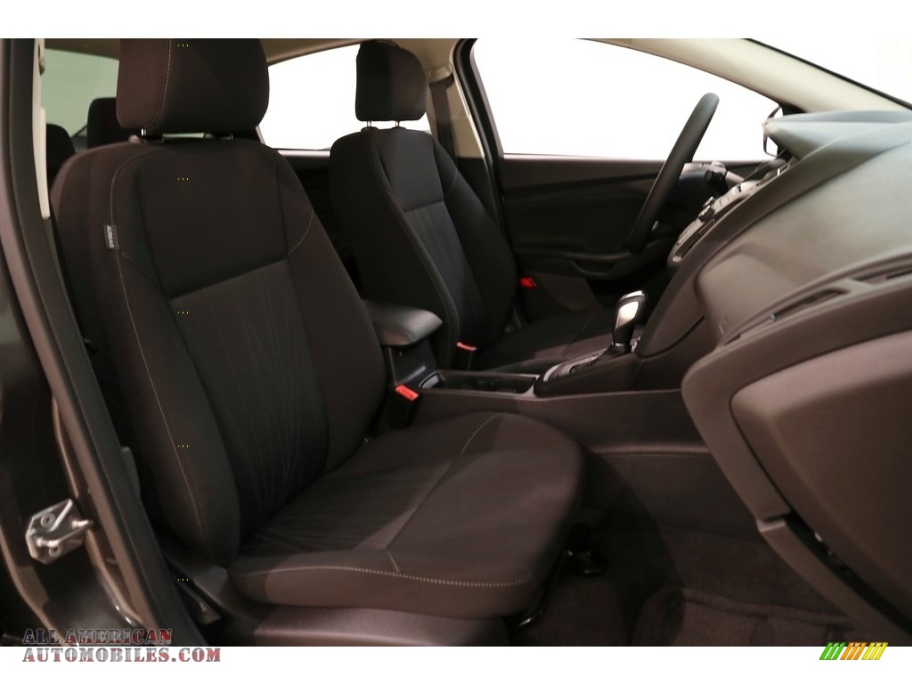 2016 Focus SE Sedan - Magnetic / Charcoal Black photo #13