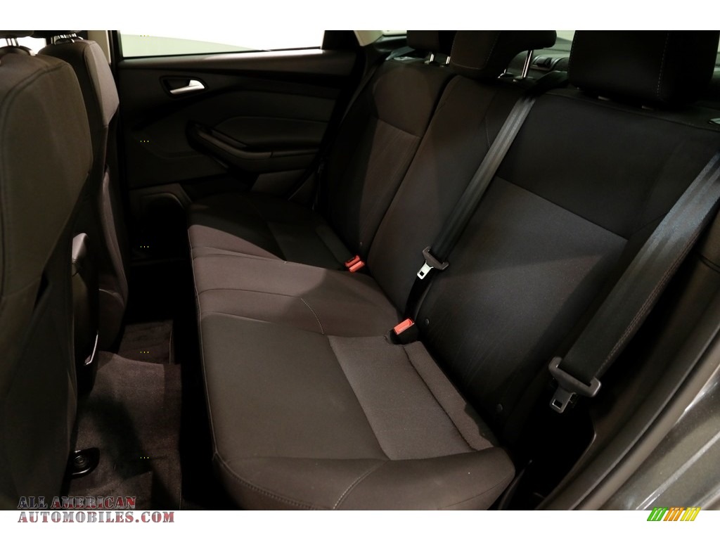 2016 Focus SE Sedan - Magnetic / Charcoal Black photo #15