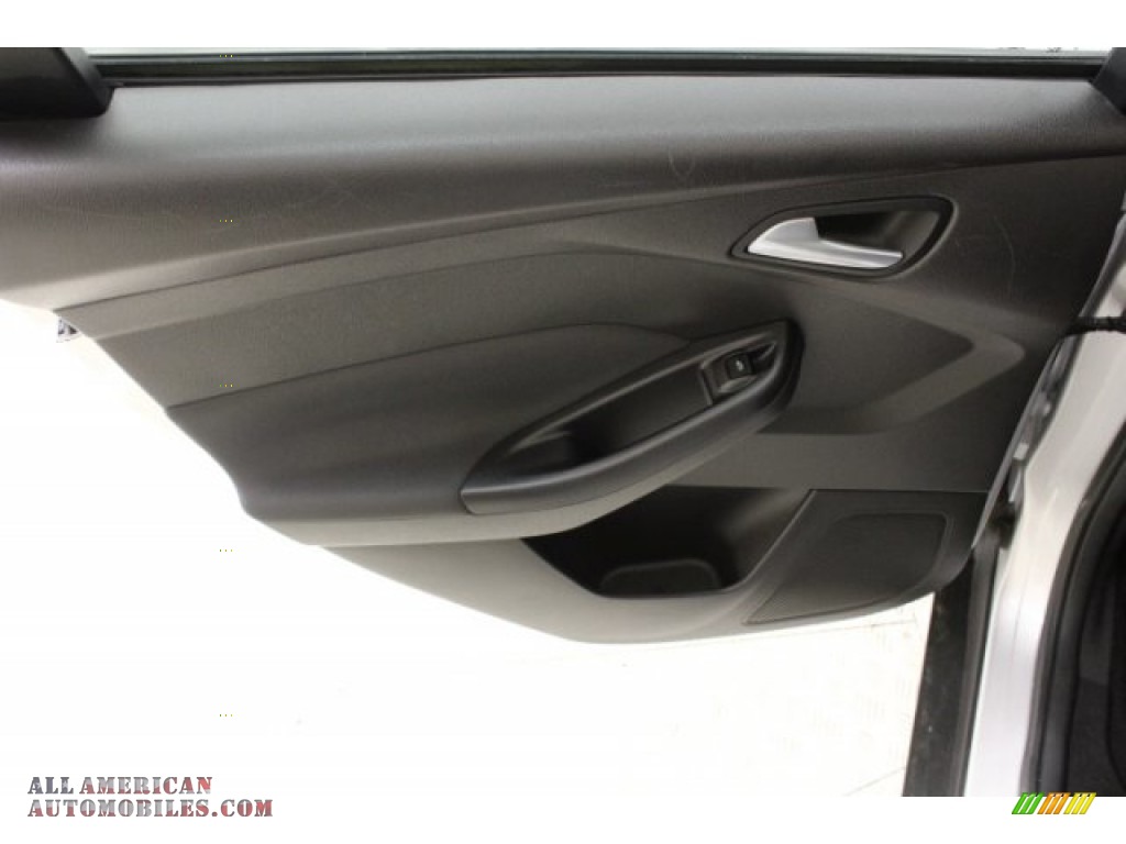 2015 Focus SE Hatchback - Ingot Silver Metallic / Charcoal Black photo #23