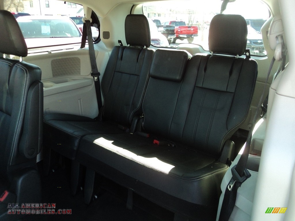 2015 Town & Country Touring-L - Brilliant Black Crystal Pearl / Black/Light Graystone photo #9