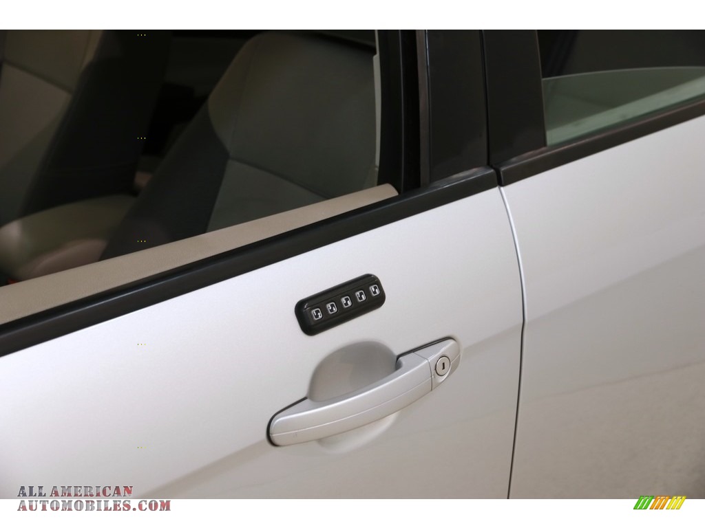 2014 Focus SE Sedan - Ingot Silver / Medium Light Stone photo #4