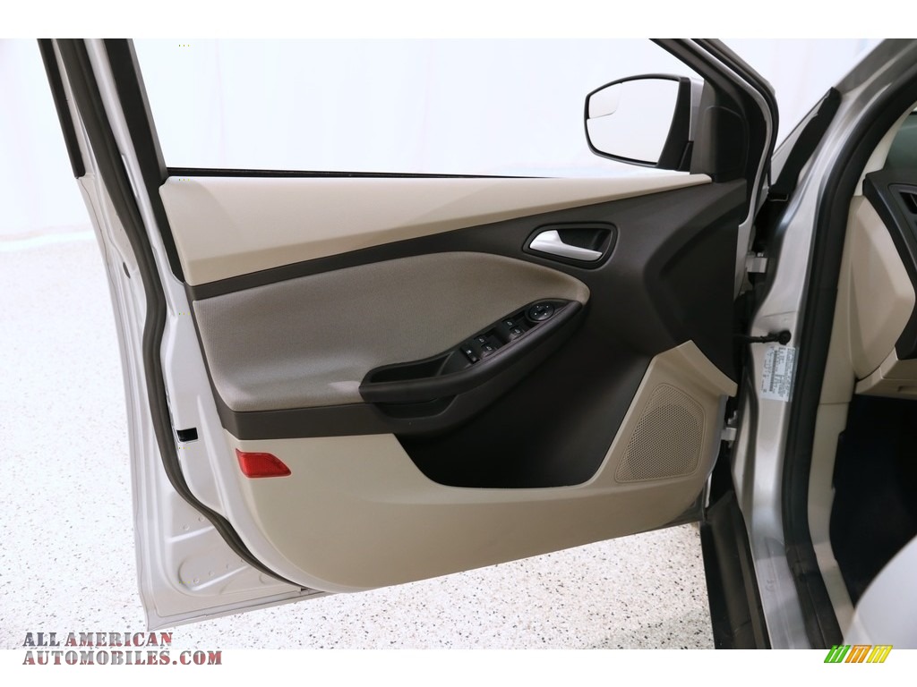2014 Focus SE Sedan - Ingot Silver / Medium Light Stone photo #5