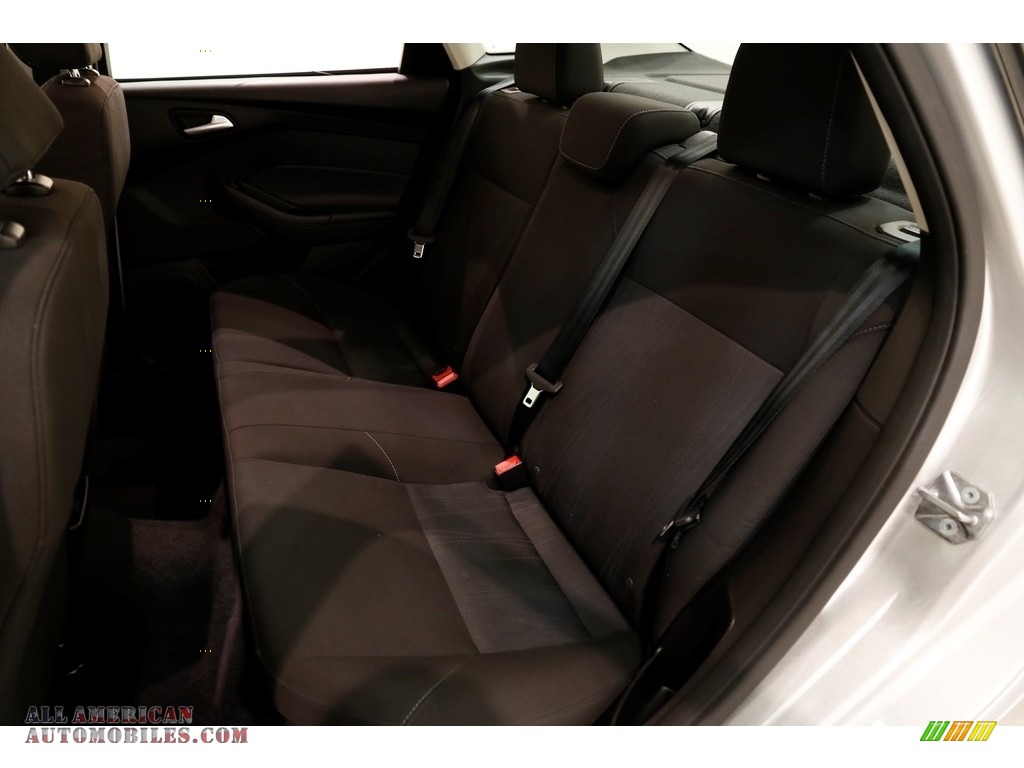 2015 Focus SE Sedan - Ingot Silver Metallic / Charcoal Black photo #16