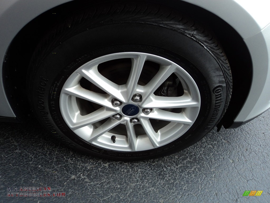 2015 Focus SE Sedan - Ingot Silver Metallic / Charcoal Black photo #24