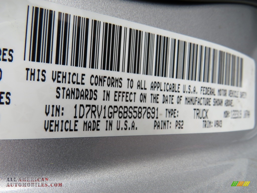 2011 Ram 1500 ST Quad Cab 4x4 - Bright Silver Metallic / Dark Slate Gray/Medium Graystone photo #36