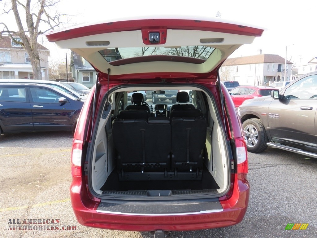 2015 Town & Country Touring - Deep Cherry Red Crystal Pearl / Black/Light Graystone photo #13