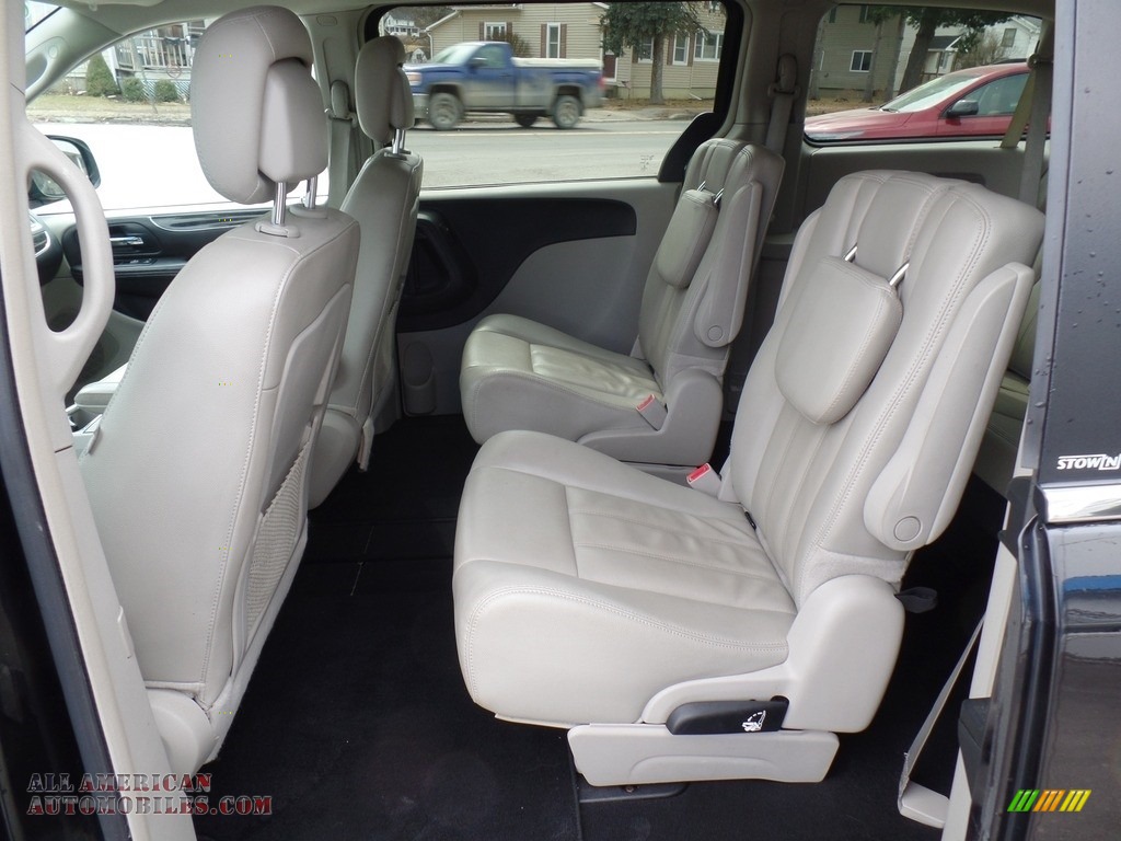 2013 Town & Country Touring - Brilliant Black Crystal Pearl / Black/Light Graystone photo #26