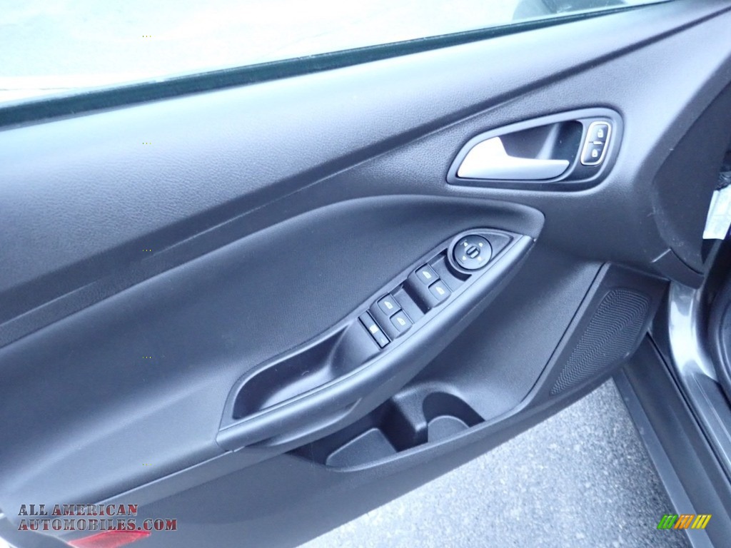 2017 Focus SE Hatch - Magnetic / Charcoal Black photo #19