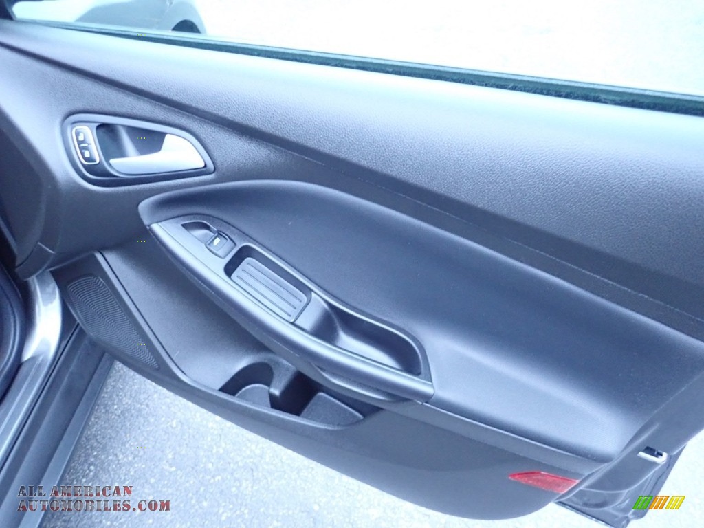 2016 Focus SE Hatch - Magnetic / Charcoal Black photo #13
