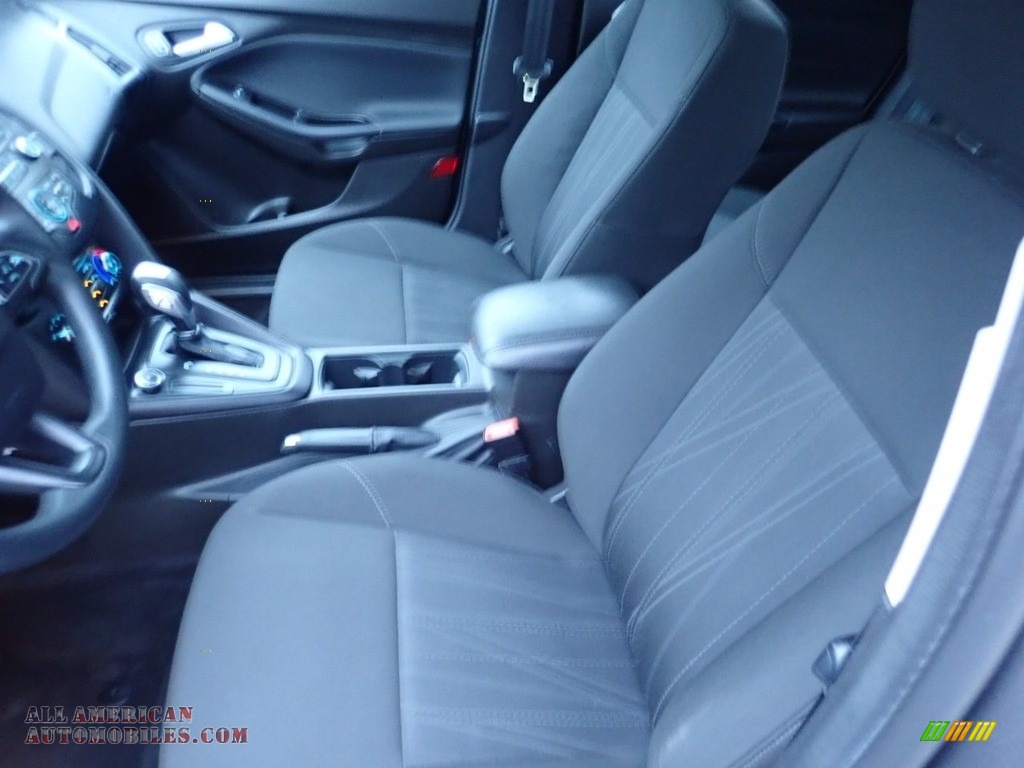 2016 Focus SE Hatch - Magnetic / Charcoal Black photo #15