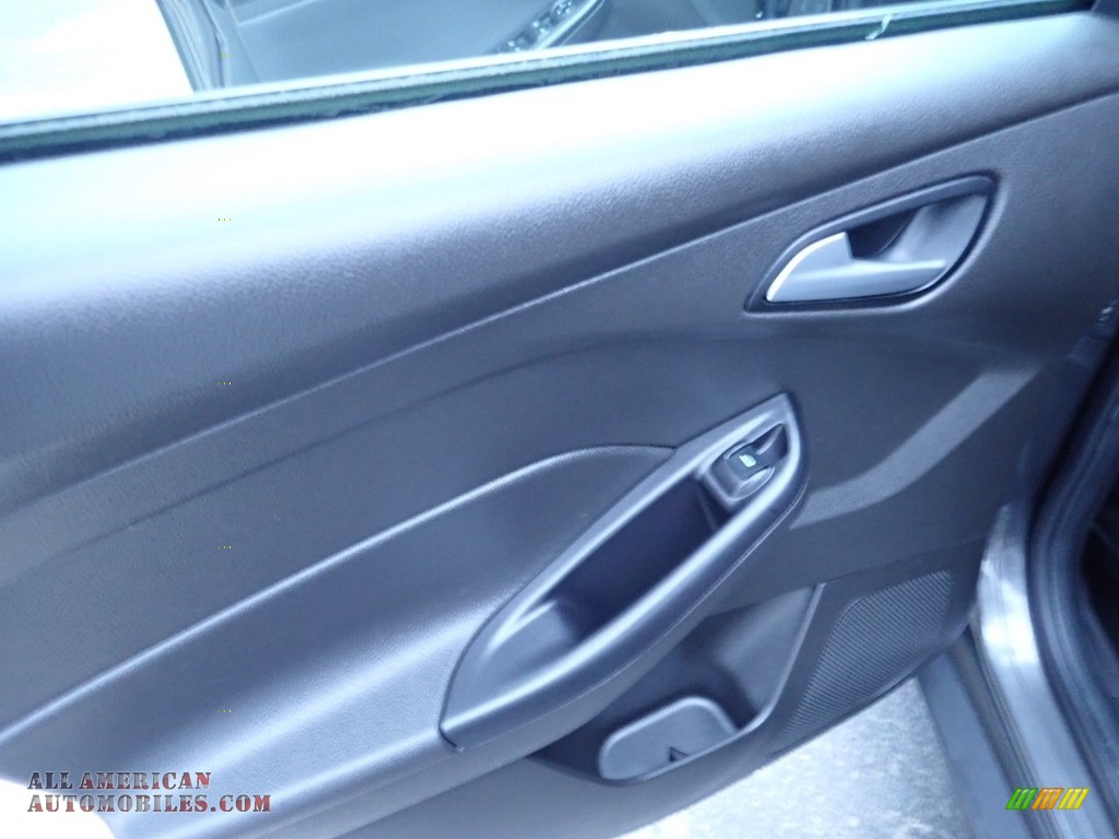 2016 Focus SE Hatch - Magnetic / Charcoal Black photo #18