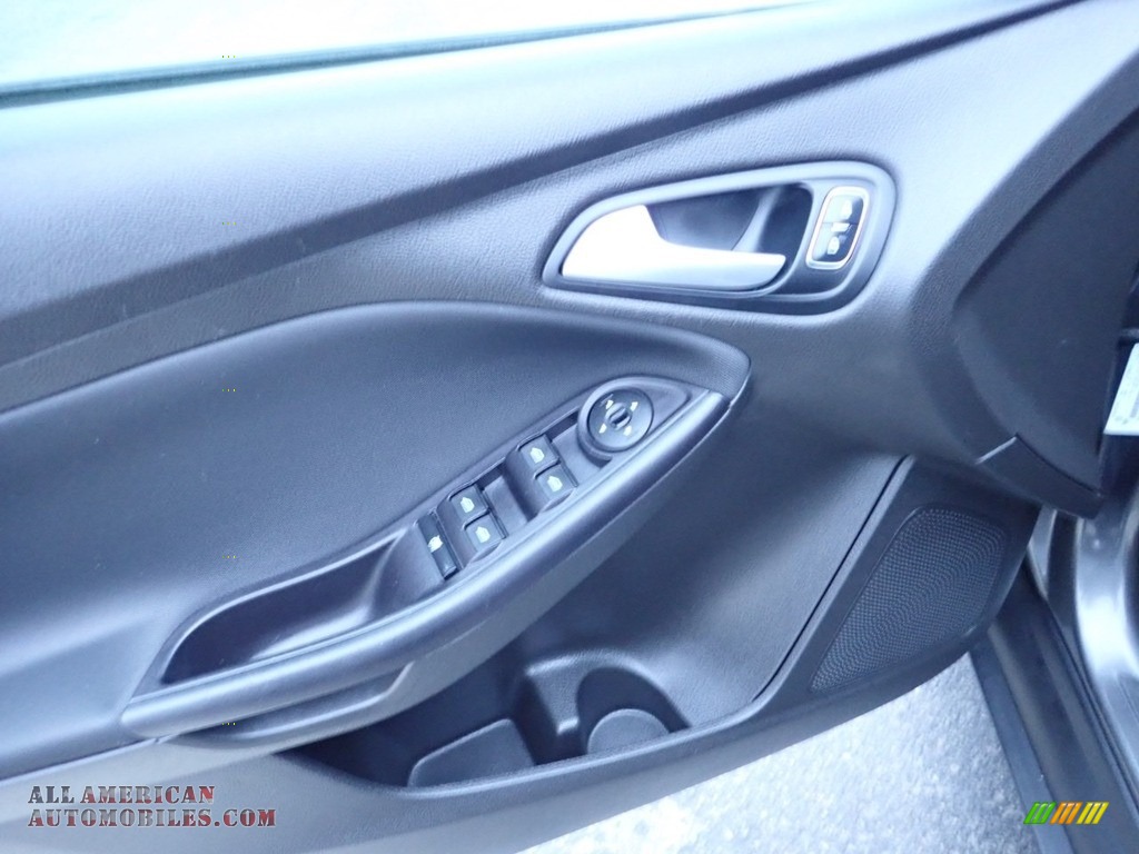 2016 Focus SE Hatch - Magnetic / Charcoal Black photo #19