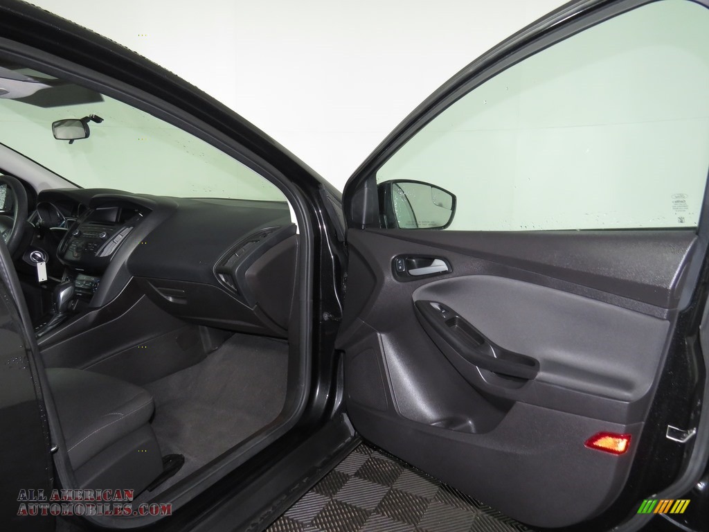 2015 Focus SE Hatchback - Tuxedo Black Metallic / Charcoal Black photo #21