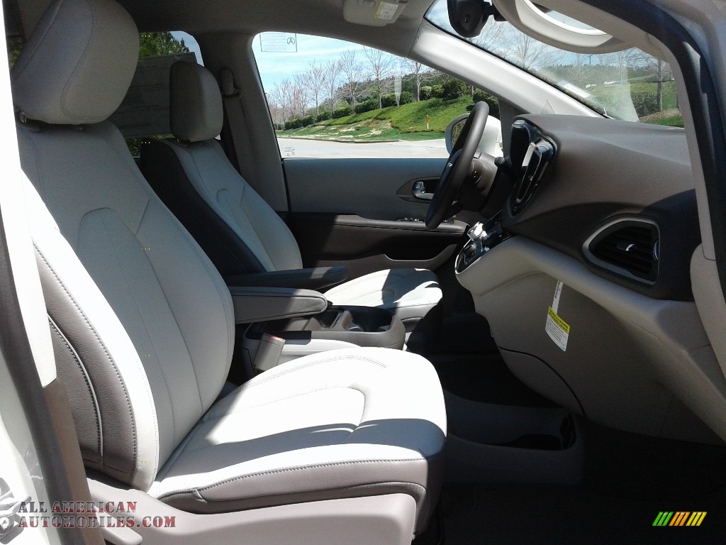 2019 Pacifica Touring L - Luxury White Pearl / Cognac/Alloy photo #18