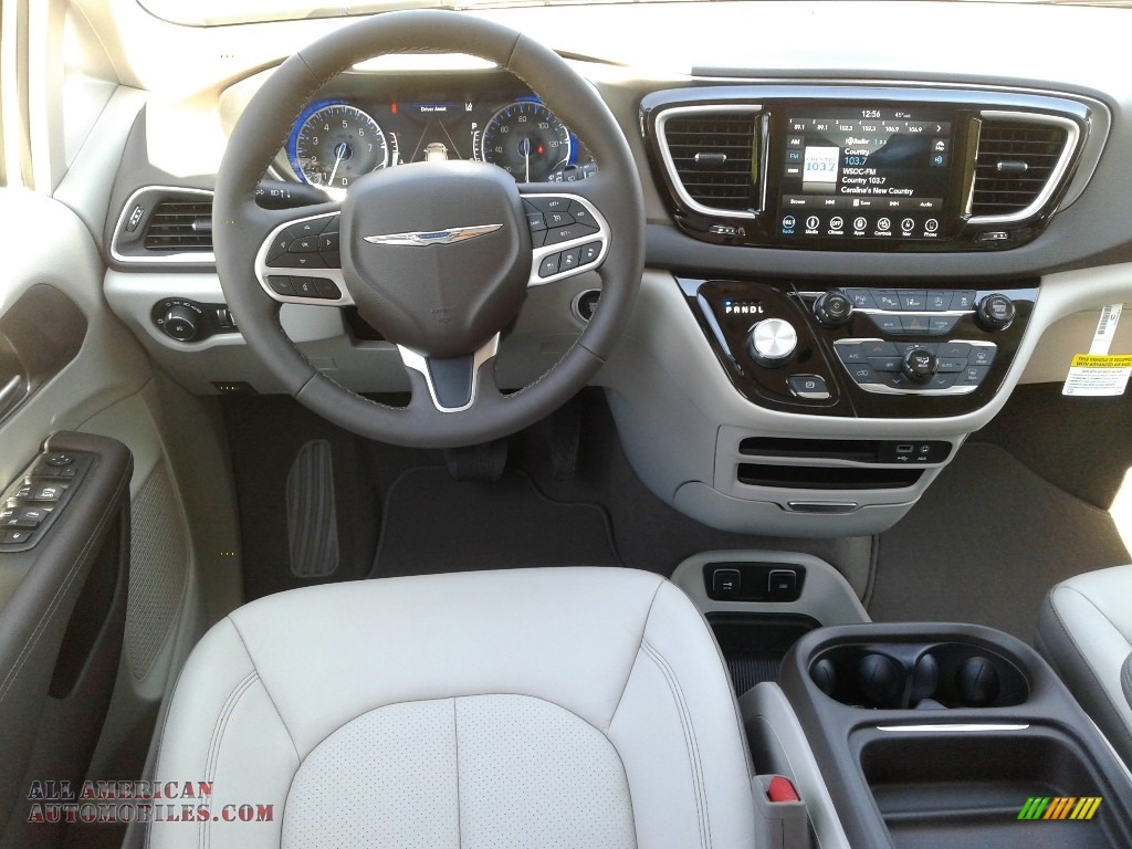 2019 Pacifica Touring L - Luxury White Pearl / Cognac/Alloy photo #38