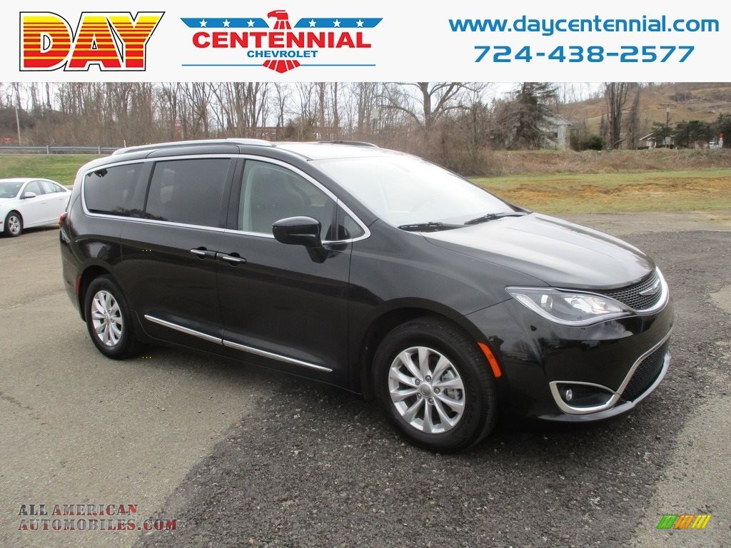 Brilliant Black Crystal Pearl / Black/Alloy Chrysler Pacifica Touring L