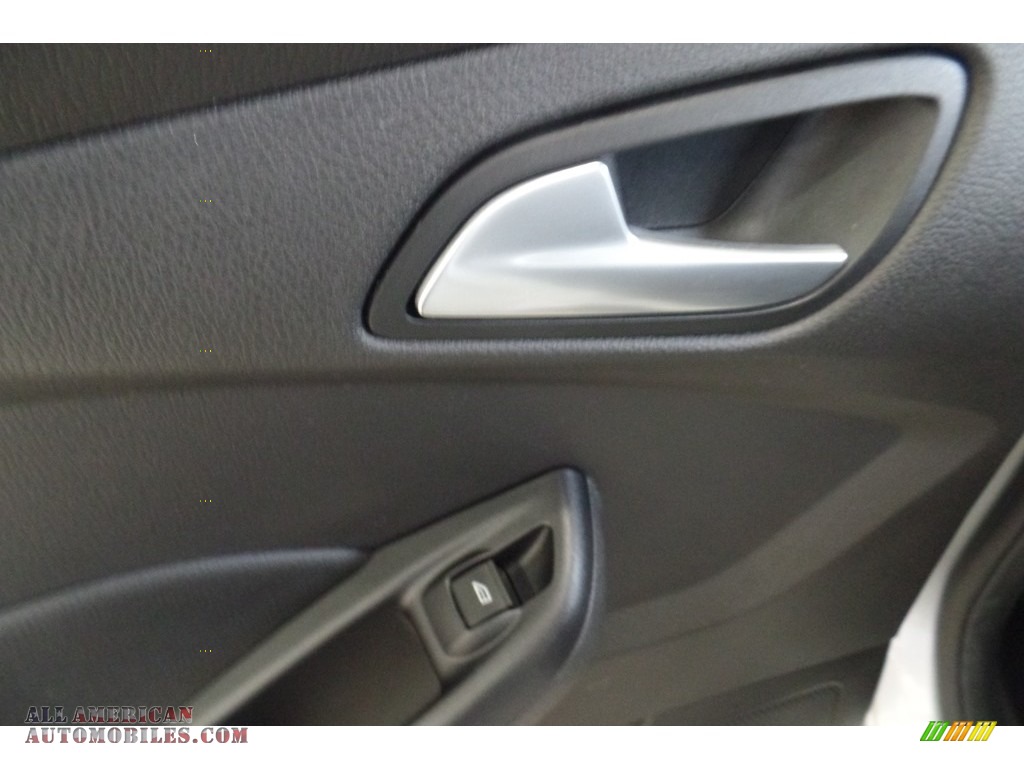 2017 Focus SE Hatch - Ingot Silver / Charcoal Black photo #20