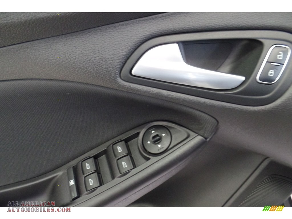 2017 Focus SE Hatch - Ingot Silver / Charcoal Black photo #21