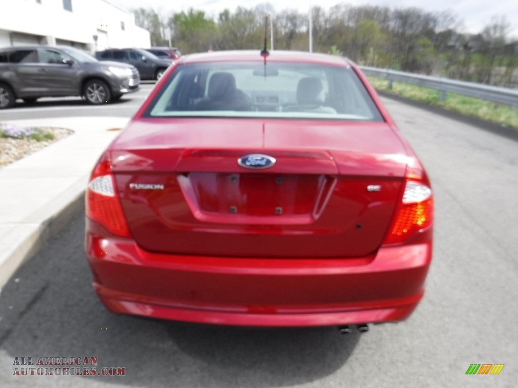 2010 Fusion SE - Red Candy Metallic / Camel photo #9