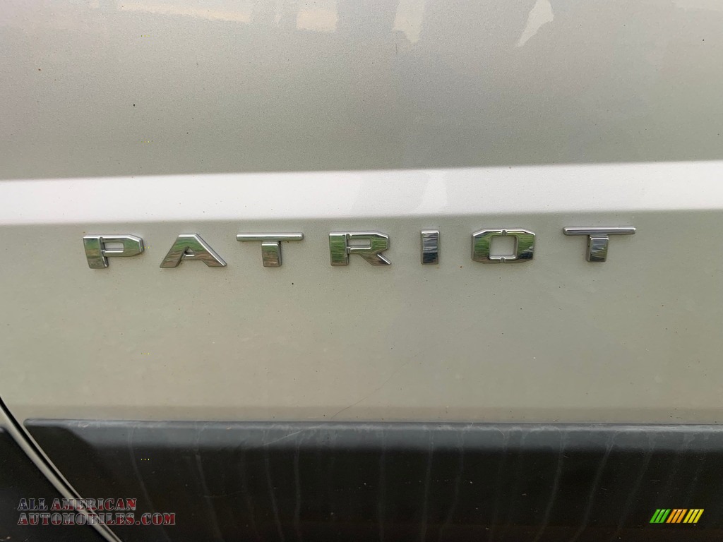 2011 Patriot Latitude 4x4 - Bright Silver Metallic / Dark Slate Gray/Light Pebble photo #28