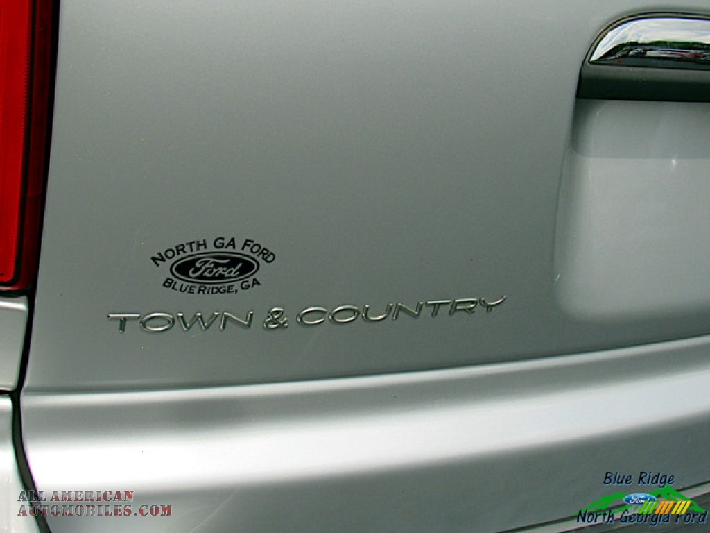 2006 Town & Country Touring - Bright Silver Metallic / Medium Slate Gray photo #27