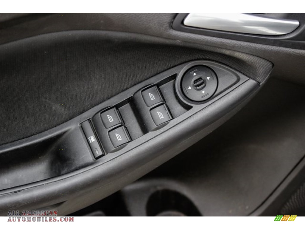 2016 Focus SE Sedan - Ingot Silver / Charcoal Black photo #12