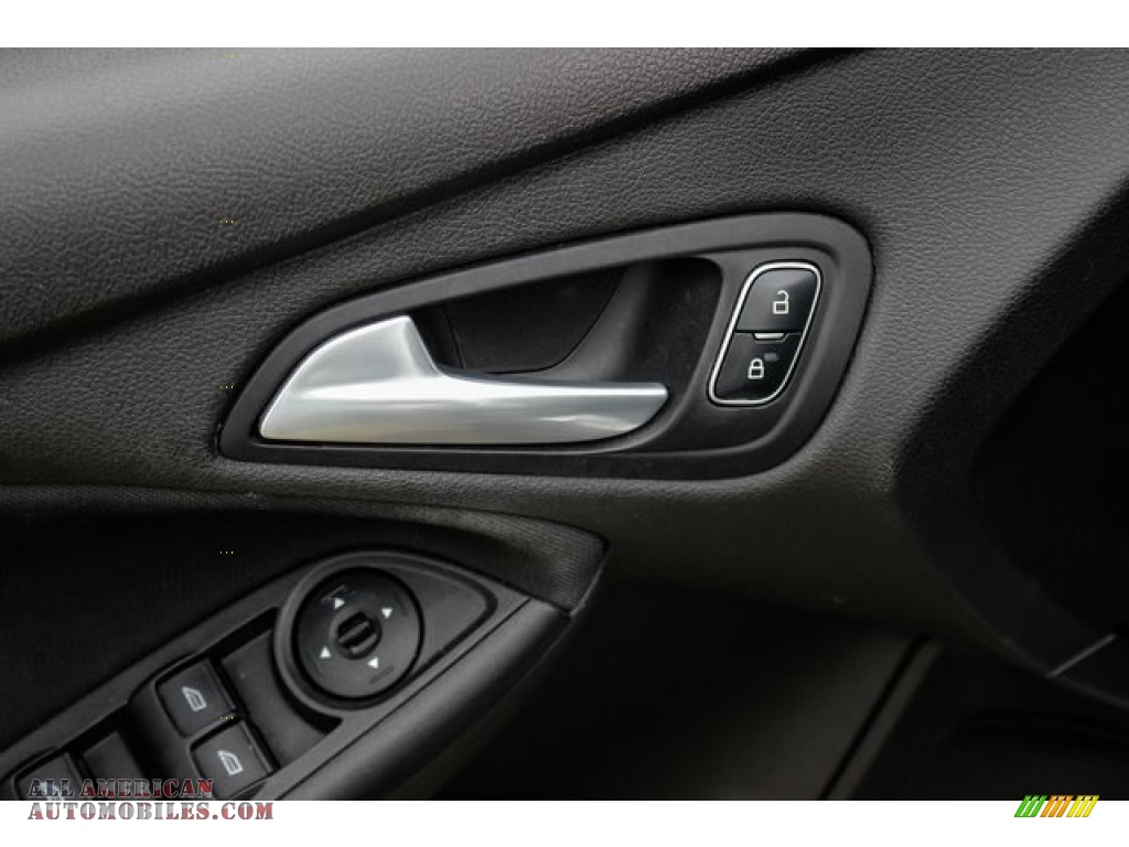 2016 Focus SE Sedan - Ingot Silver / Charcoal Black photo #13
