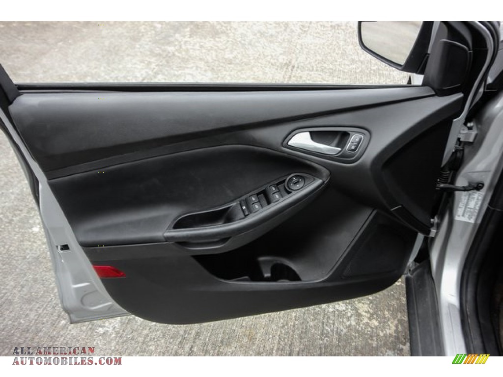 2016 Focus SE Sedan - Ingot Silver / Charcoal Black photo #14
