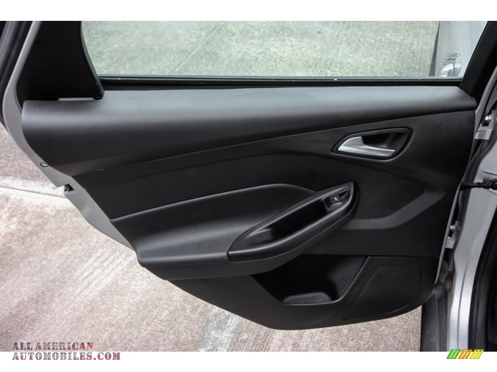 2016 Focus SE Sedan - Ingot Silver / Charcoal Black photo #16