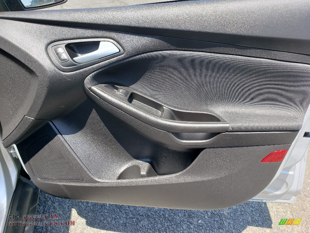 2018 Focus SE Hatch - Ingot Silver / Charcoal Black photo #10