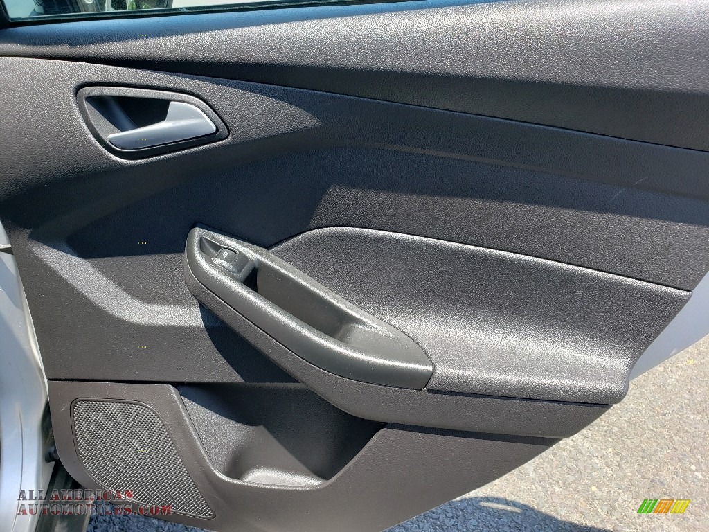 2018 Focus SE Hatch - Ingot Silver / Charcoal Black photo #16