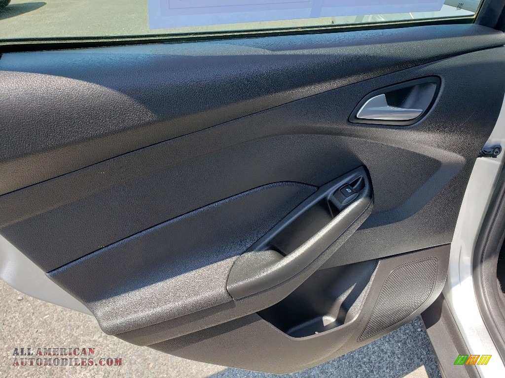 2018 Focus SE Hatch - Ingot Silver / Charcoal Black photo #21