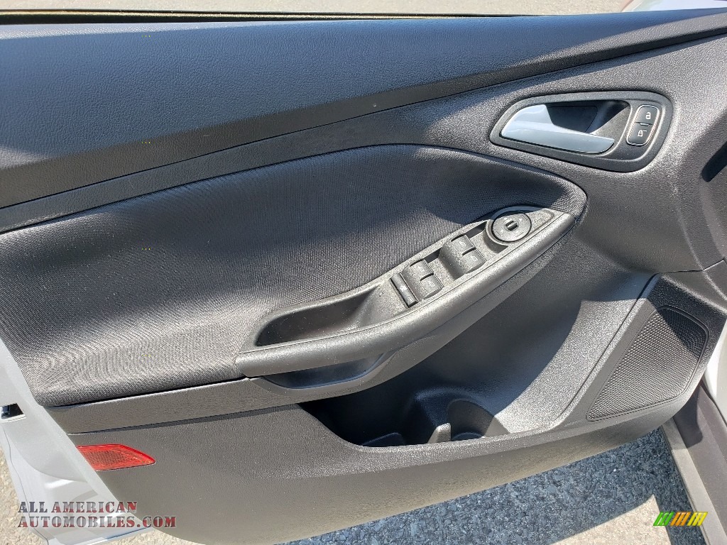 2018 Focus SE Hatch - Ingot Silver / Charcoal Black photo #25
