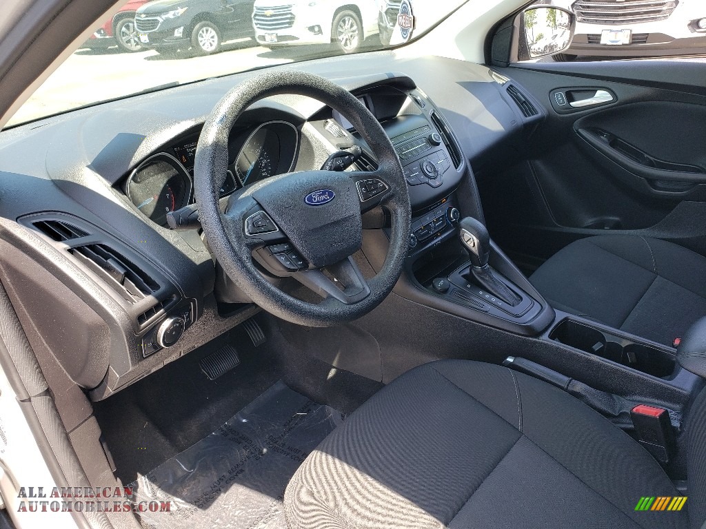 2018 Focus SE Hatch - Ingot Silver / Charcoal Black photo #27