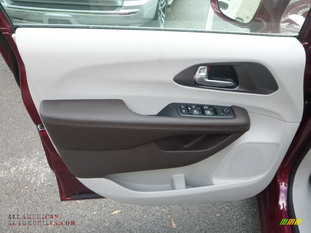 2019 Pacifica Touring L - Velvet Red Pearl / Black/Alloy photo #15
