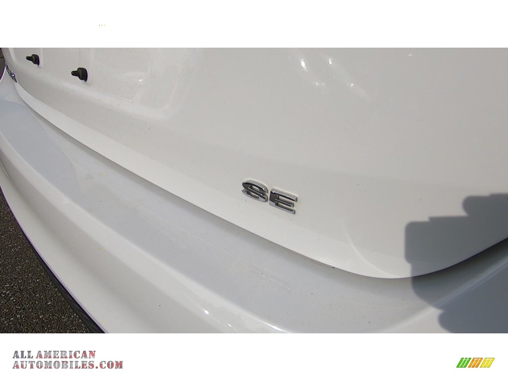 2016 Focus SE Sedan - Oxford White / Charcoal Black photo #9